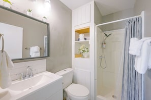 Bathroom - Red River Home & Apt Near Ski Lifts (Red River)