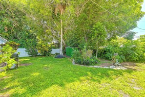 A well-maintained garden with various plants and a lawn. - 1 Mi to Vanderbilt Beach! Group-Friendly Getaway (Naples)
