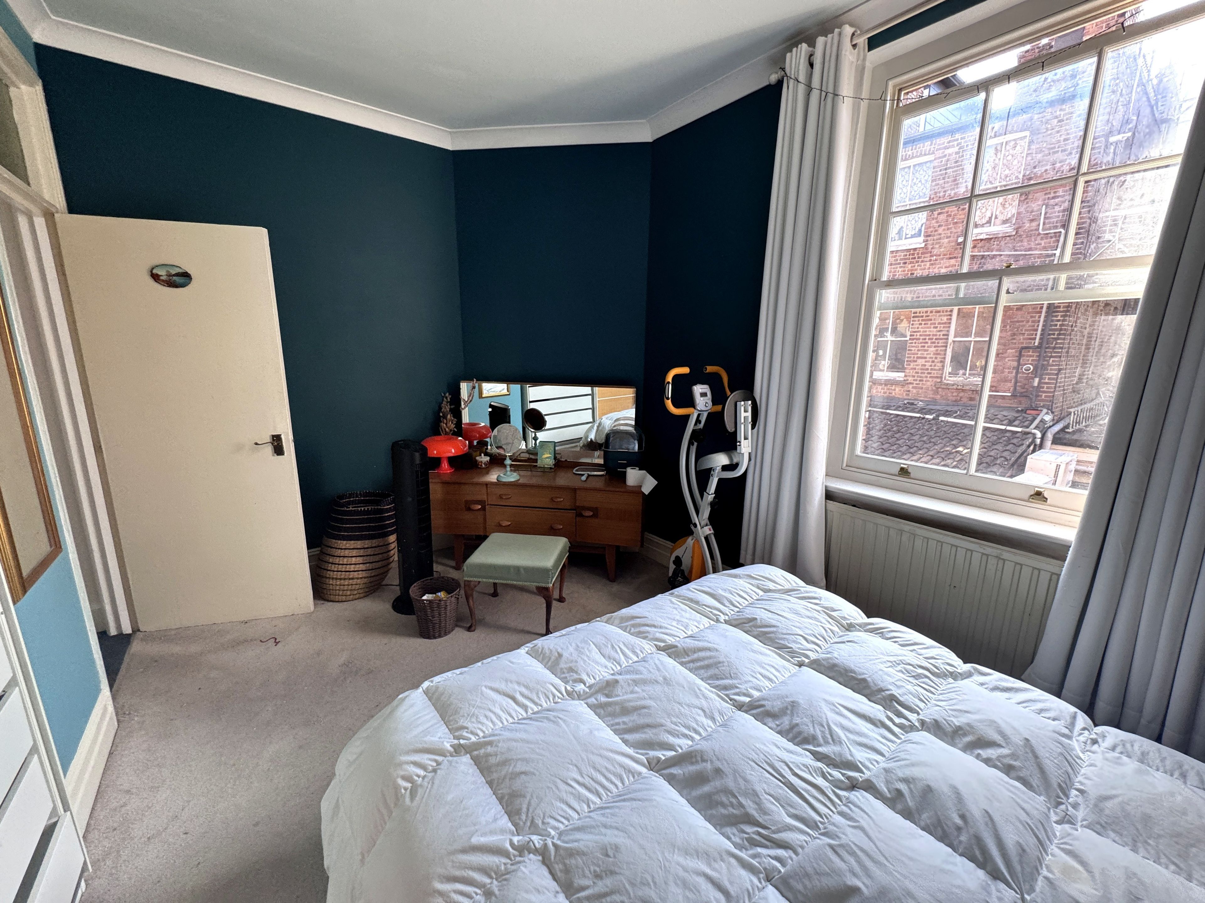 Iron/ironing board, Internet, bed sheets