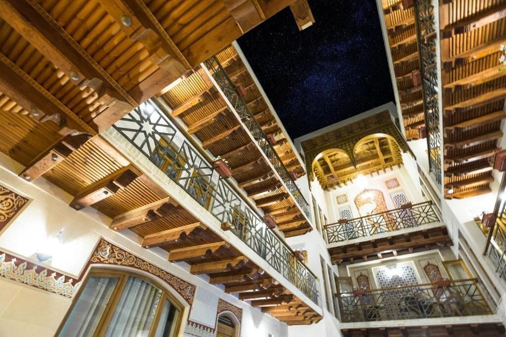 Un edificio de varios niveles con balcones de madera y detalles arquitectónicos elaborados.