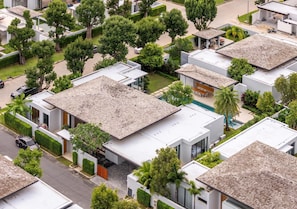 A residential area with modern houses, a swimming pool, and a well-maintained garden. - Botanica Forestique 4br Luxury Retreat (Choeng Thale)