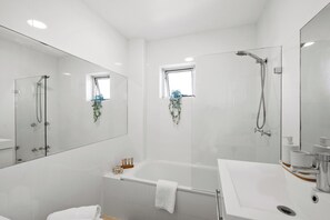 Bathroom - Penthouse Near Taronga Zoo w/ Iconic Harbour Views (Mosman)