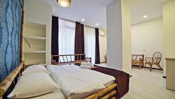 Una habitación de hotel con una cama, un escritorio y una silla.
