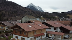 Ein Wohngebiet mit Häusern mit schrägen Dächern und einem Berg im Hintergrund.