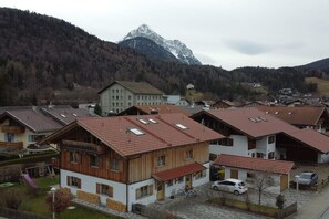 A residential area with houses featuring sloped roofs and a mountain in the background. - Holiday apartment with 2 bedrooms (Mittenwald)