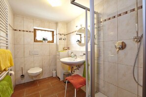 Ein Badezimmer mit Toilette, Waschbecken und Dusche.