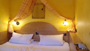 A room with a bed, two wall-mounted lamps, and a canopy. - Holiday apartment with 1 bedroom (Freinsheim)