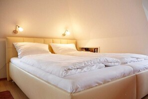 A double bed with a headboard, two bedside lamps, and a bedside table with a lamp. - ||------------Lucky Glowe-----------------------|| (Glowe)