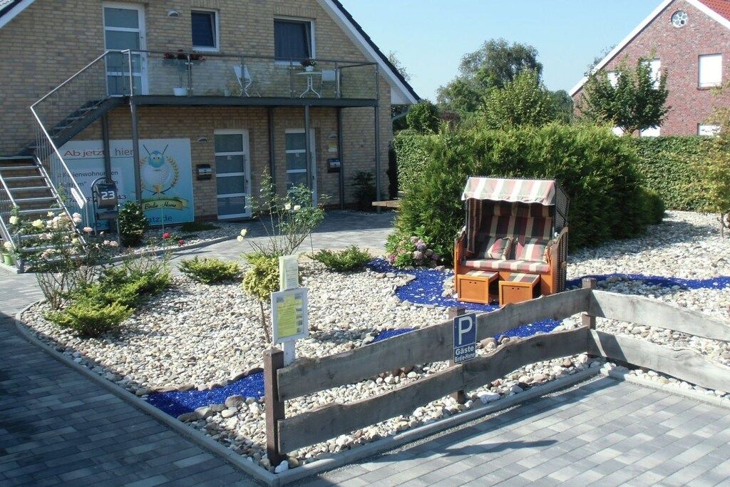 Un bâtiment doté d’un escalier, d’un espace de repos abrité et d’un panneau indiquant un parking.