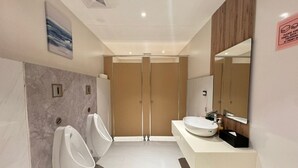 Separate bathtub and shower, rainfall showerhead, free toiletries - Sakura Capsule Hotel by Hiverooms (Lapu-Lapu)