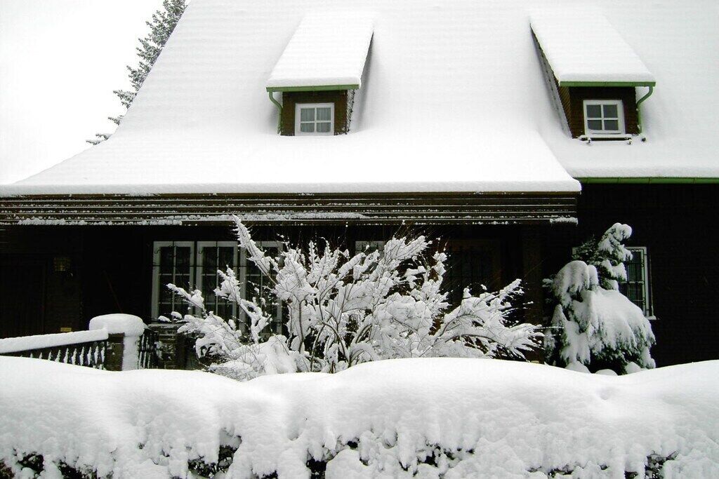 Een gebouw met een met sneeuw bedekte dak en een klein raam.