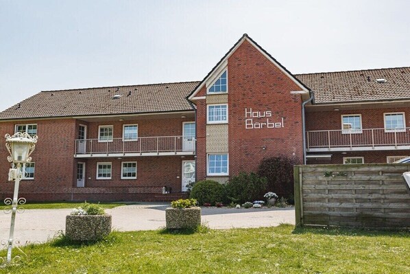Ein zweistöckiges Backsteingebäude mit der Aufschrift 'Haus Barbel'.