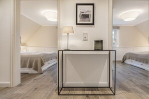 A bedroom with a bed, a bedside table with a lamp, and a framed picture on the wall. - Holiday home in St. Peter-Ording with sauna (St.Peter-Ording)
