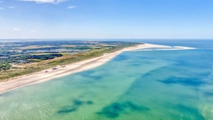 Eine Küstenlandschaft mit Strand und klarem Wasser.