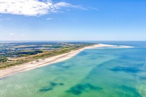 A coastal landscape with a beach and clear waters. - Holiday home in Renesse with swimming pool (Renesse)