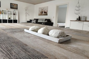 Een houten tafel met een dienblad waarop drie ronde objecten liggen.