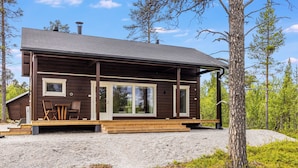 A cabin with a covered porch, large windows, and a gravel driveway. - Villa goskanjavri by Interhome (Inari)