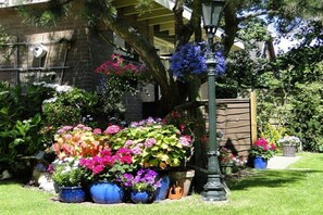 A garden with potted plants and a street lamp. - Holiday apartment with 2 bedrooms (Callantsoog)