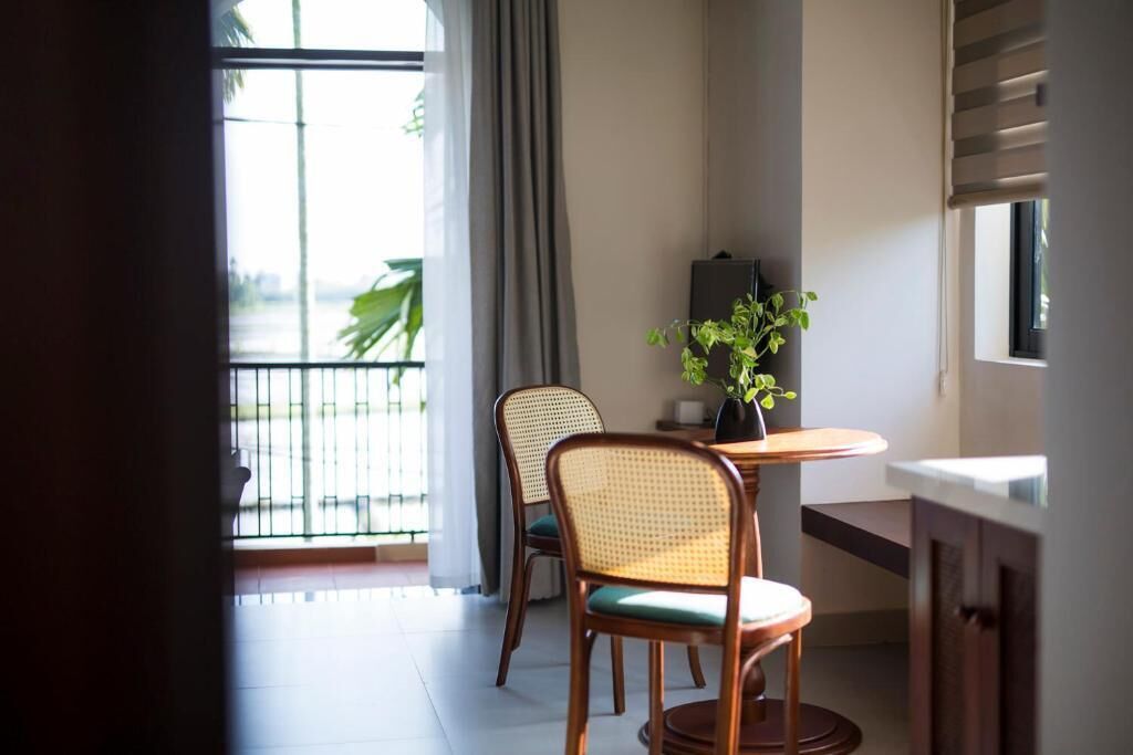 Deluxe Apartment, Balcony, Pool View | Dining