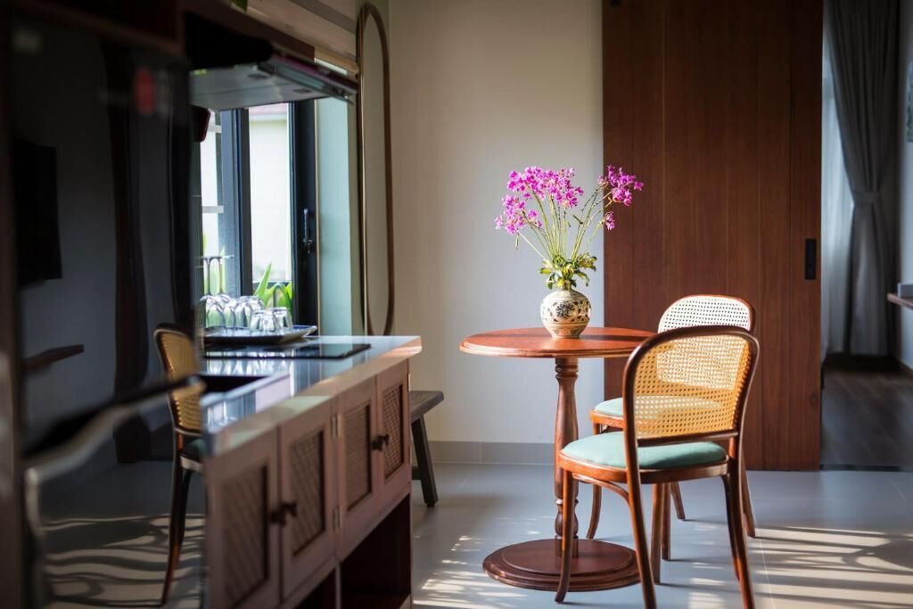 Deluxe Apartment, Balcony, Pool View | Dining