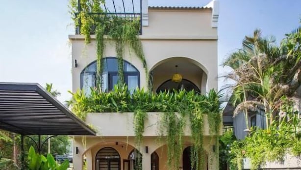 A modern house with a swimming pool, a covered patio, and lush greenery. - La Maison Gao (Hoi An Dong ward)