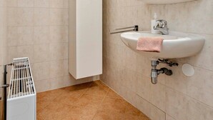 Ein Badezimmer mit Waschbecken, Spiegel und Handtuchhalter.