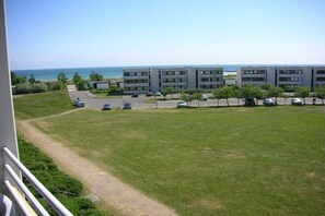 Ein Wohngebäude mit Parkplatz und Meerblick.