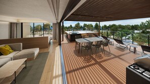 Eine moderne Terrassenanlage im Freien mit Essbereich, einer Sitzecke und einem Whirlpool.