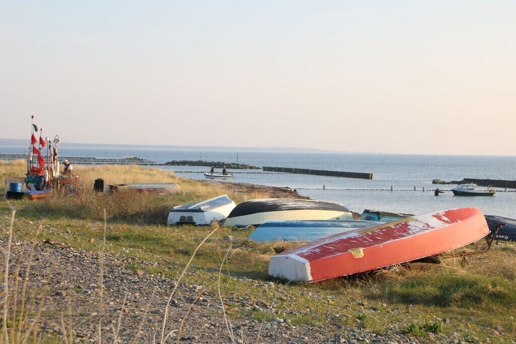 Zona costera con barcos y un muelle.