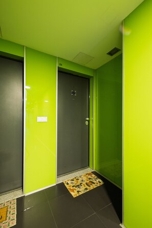 A hallway with green walls and a grey elevator door. - Spacious apartment with balcony • Porto • 2 bedrooms (Porto)