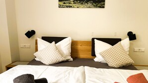 Een hotelkamer met een tweepersoonsbed, twee nachtkastjes en een aan de muur bevestigd schilderij.