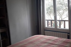 A bedroom with a bed, a window, and a view of the outside. - Holiday home in Vias with swimming pool (Vias)