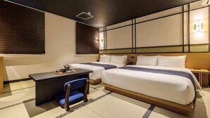 Una habitación de hotel con dos camas, un escritorio y una silla.