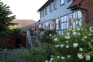 A traditional half-timbered house with a garden. - Holiday apartment with 1 bedroom (Milda, Deutschland)
