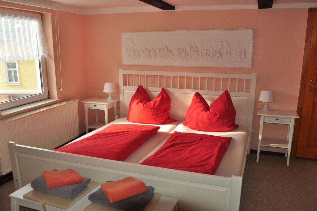 Travel crib, WiFi (free), bed sheets