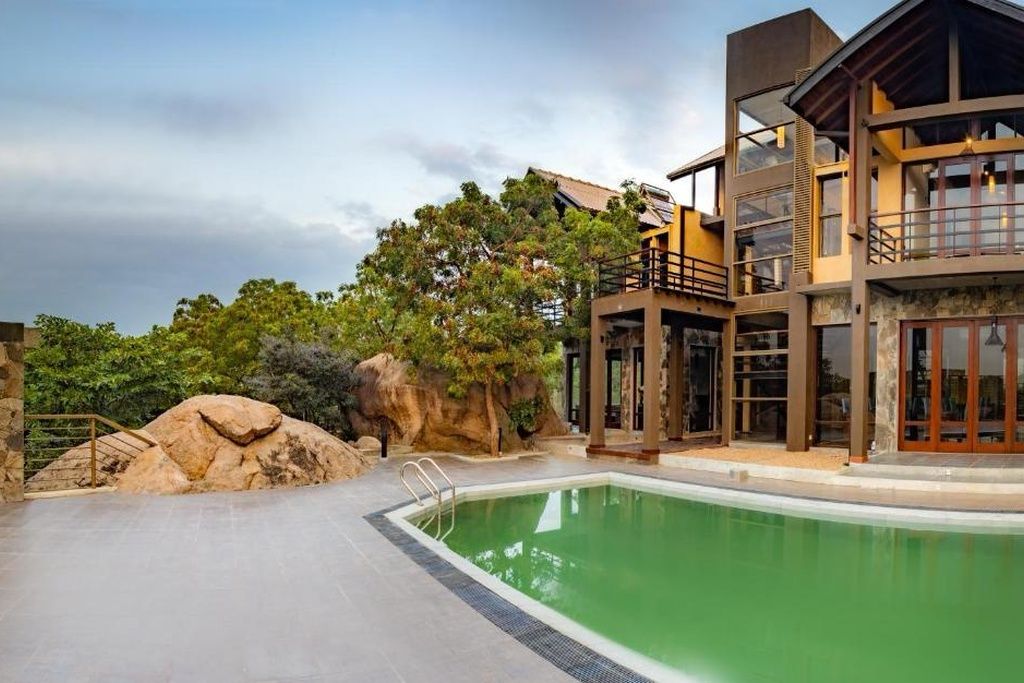 Una piscina al aire libre