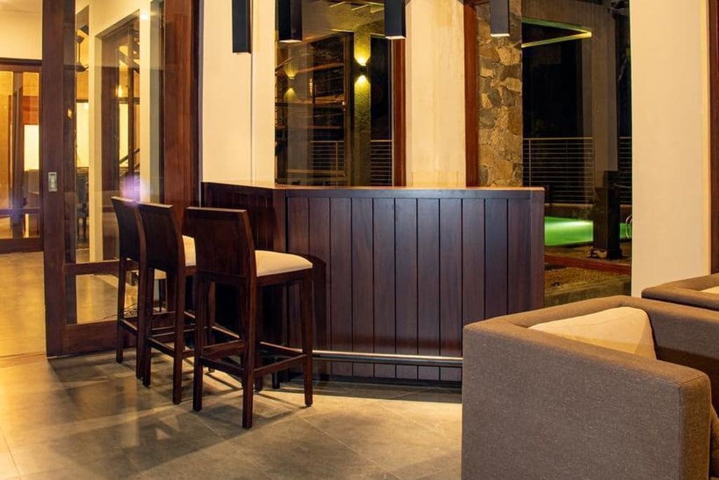 Eine Bar mit Holzhockern und einer Theke.
