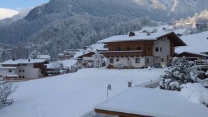 En snötäckt bergsby med traditionella hus i chaletstil.