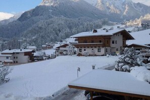 Ein verschneites Bergdorf mit traditionellen Chalets.