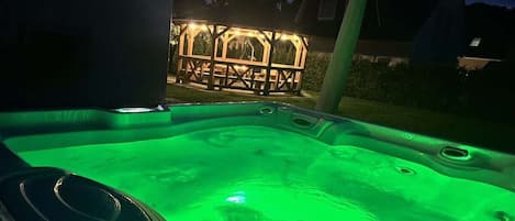 Un jacuzzi con una terraza de madera al fondo.