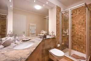 Ein Badezimmer mit Waschbecken, Toilette und einer Duschkabine.