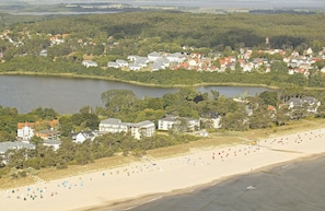 Eine Küstenstadt mit Strand, Häusern und einem See.