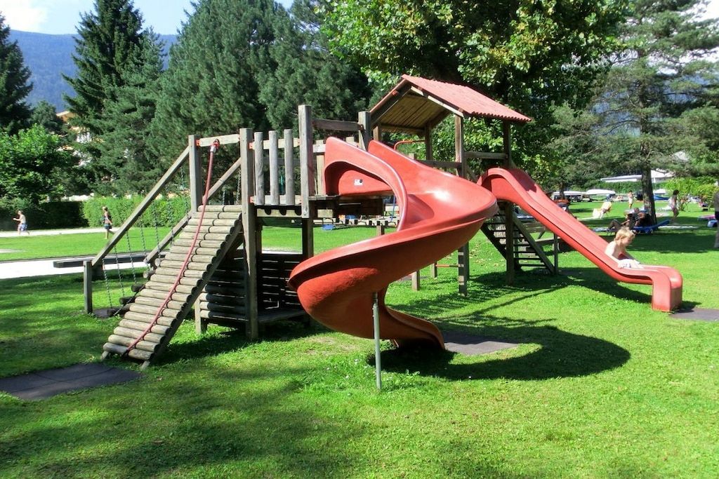 Ein Spielplatz mit einer Wendelrutsche und Klettergerüsten.