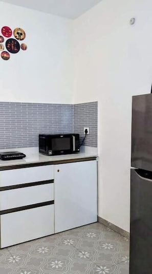 Private kitchen - StayScape Luxury Beach Retreat In Candolim (Arpora)