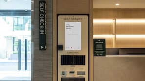 Una màquina de registre d'entrada automàtica, amb un senyal que indica el camí cap a la zona de registre ràpid.