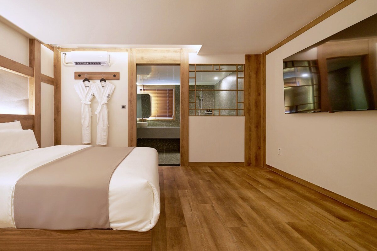 Deluxe Massage Double Room | Premium bedding, blackout drapes, soundproofing, WiFi (free)