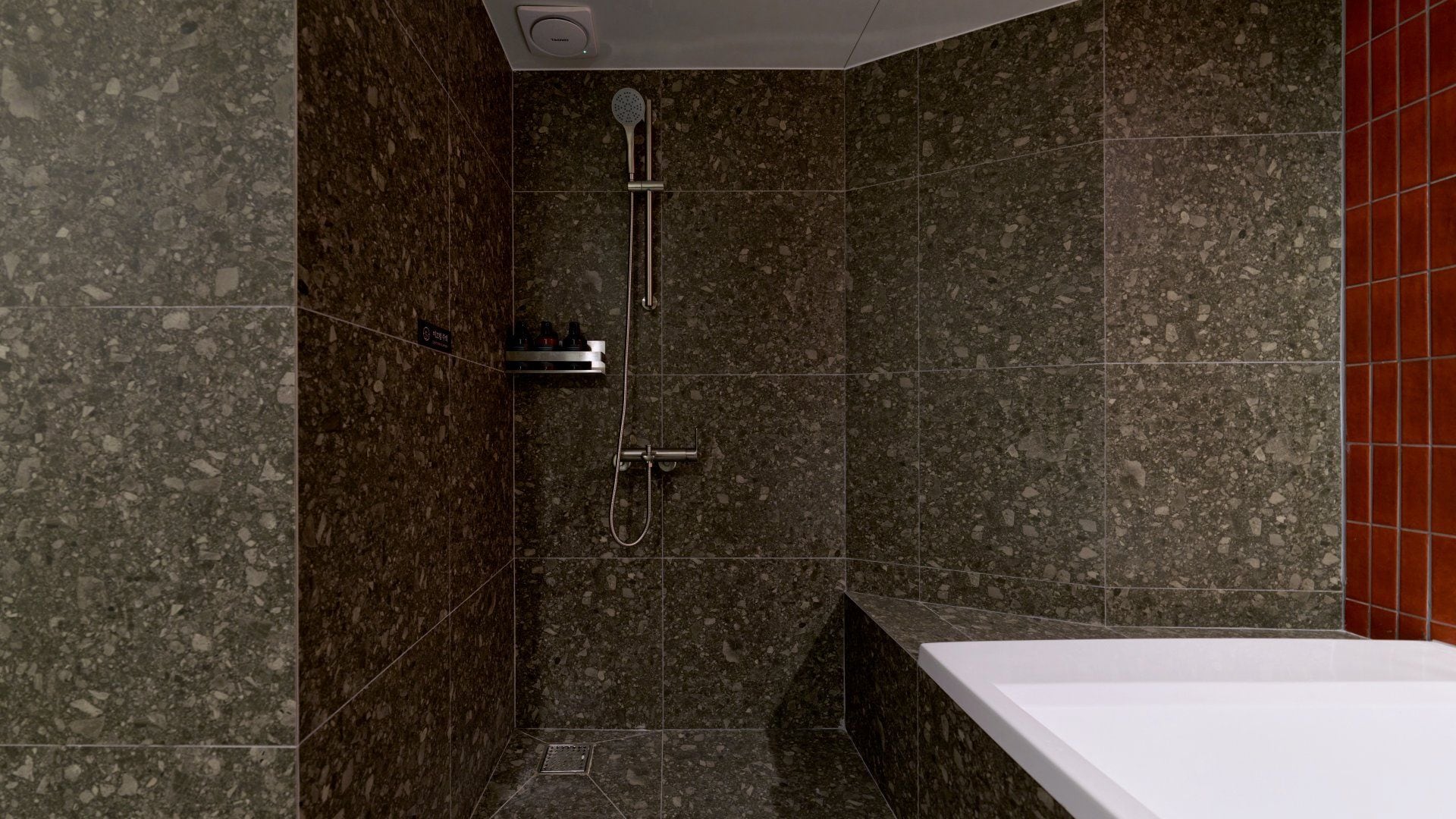 Un bagno con doccia, servizi igienici e vasca da bagno.