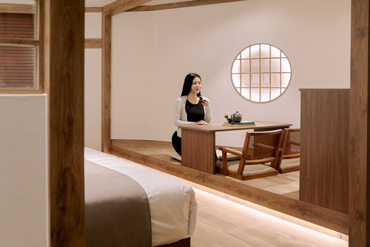 Signature Suite | Premium bedding, blackout drapes, soundproofing, WiFi (free)