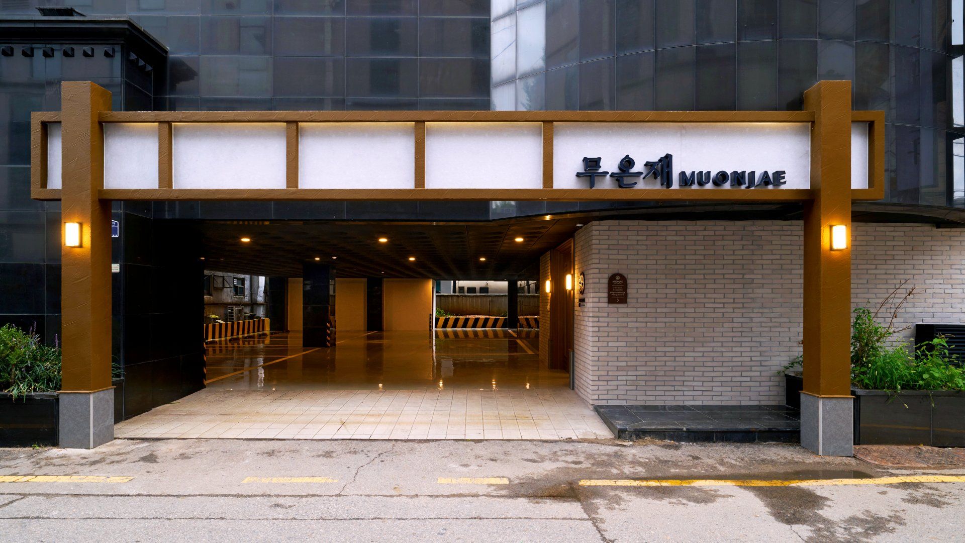 A building entrance with a sign that reads 'MUONJA'.
