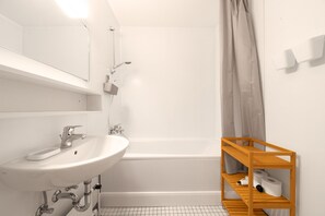 Bathroom - Vrbo Property (Schönberg-Holm)